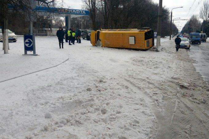 У Запоріжжі через неприбраний сніг перекинулася маршрутка з пасажирами 