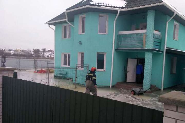 Рятувальники евакуювали людей з охопленого кригою будинку