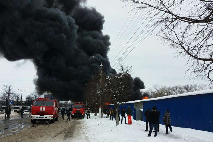 Масштабный пожар на рынке в Черновцах: появились фото с места ЧП