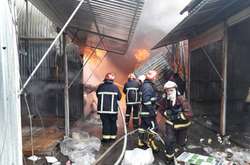 Пожежу на ринку у Чернівцях локалізували, є троє потерпілих