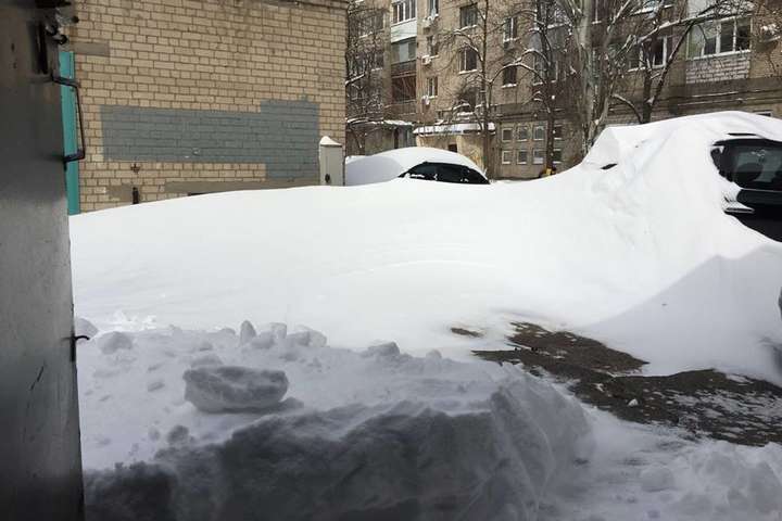 Снежный армагеддон: в Днепре выпало 40 см снега (фото)