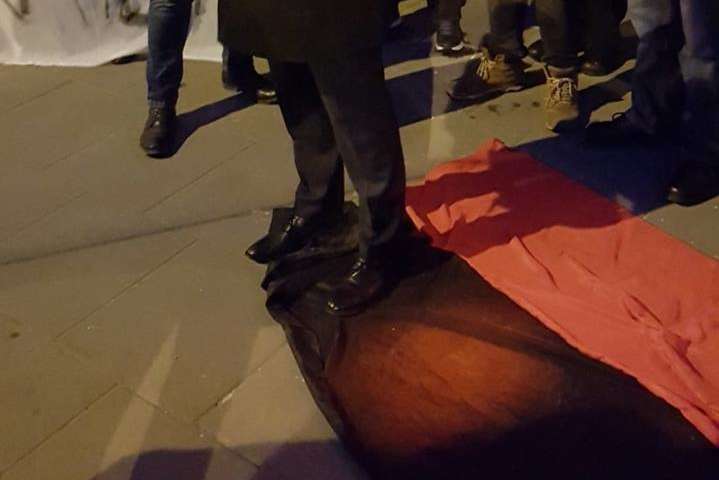 «Це бандерівська ганчірка»: посол Сейму Польщі потоптався по червоно-чорному прапору