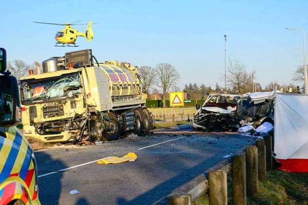 У Нідерландах мікроавтобус зіткнувся з вантажівкою, чотири людини загинули