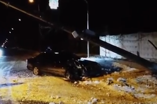 П’яний водій «Мерседеса» зніс електропору у Вінниці