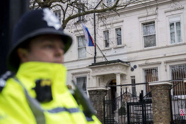 Отравление в Солсбери: российские дипломаты покидают Лондон 