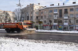 Комунальники прибирають місто від снігу
