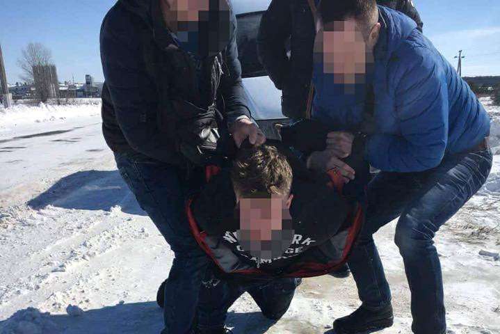 Під Києвом двоє молодиків напали з ножем на таксиста