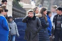 Слезное прощание: выдворенные российские дипломаты покинули Лондон (фото)