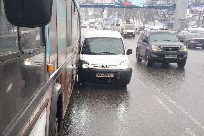 На проспекті Лобановського легковик в’їхав у автобус