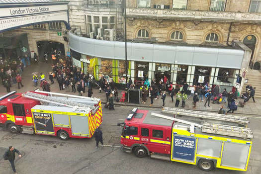 Вокзал «Вікторія» у Лондоні закрили через запах диму