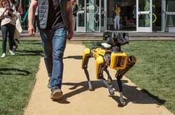 Глава Amazon прогулялся с собакой-роботом
