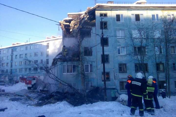 Взрыв в Мурманске: обрушились три этажа дома, есть жертвы (фото)