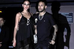 Найдорожчий футболіст світу Неймар погуляв на вечірці на милицях (фото, відео)