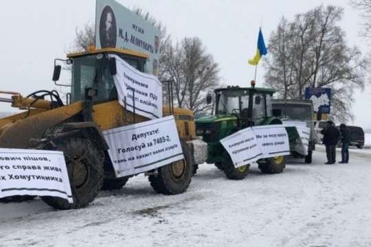 На Вінниччині аграрії блокували трасу тракторами і вантажівками