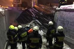 За допомогою бензорізу та ломів пошкоджений дах було розібрано