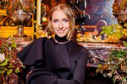 Блестящий горошек и розовый пушок: Осадчая впечатлила необычным платьем