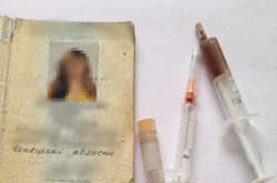 У столичній підземці у жінки вилучили шприц із наркотиками