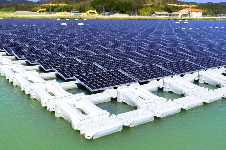 В Японії почала працювати найбільша сонячна електростанція на воді