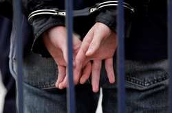 На Закарпатті п'яний чоловік у піцерії кидався ножами та ложками у відвідувачів