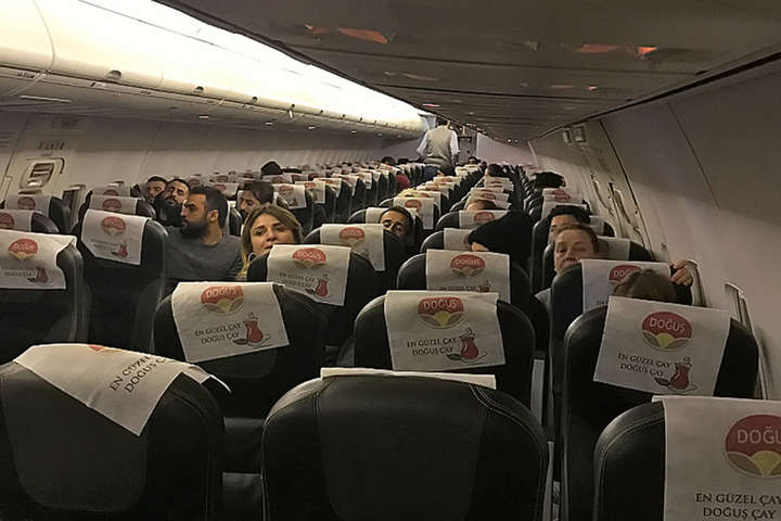 В одеському аеропорту пасажири декількох рейсів всю ніч провели в літаках