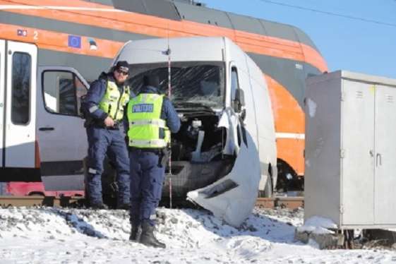 В Естонії пасажирський мікроавтобус врізався в потяг