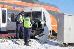 В Естонії пасажирський мікроавтобус врізався в потяг