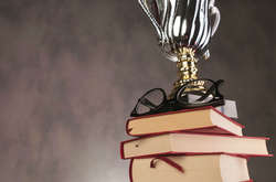 Уряд збільшив грошові премії для письменників і журналістів