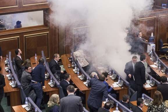 Депутати Косова пустили у парламенті сльозогінний газ