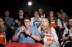 Британець помер у кінотеатрі після того, як впустив телефон 