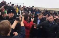 В России возмущенные люди забросали губернатора снежками (видео)