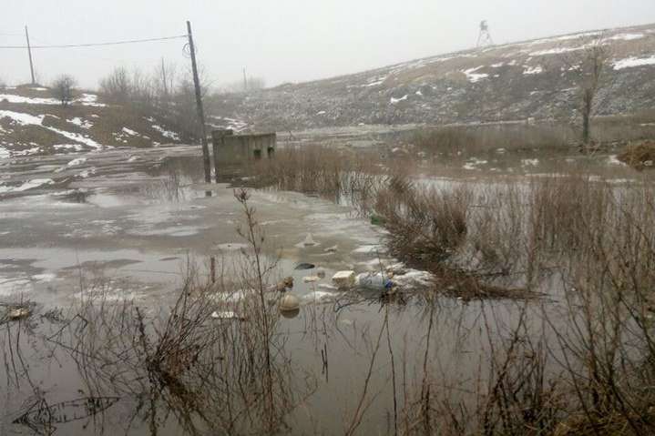 Україні загрожує екологічна катастрофа: отруйна вода з озера під Києвом тече у Дніпро