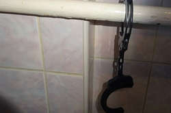 Киянин прикував свого квартиранта кайданками до батареї