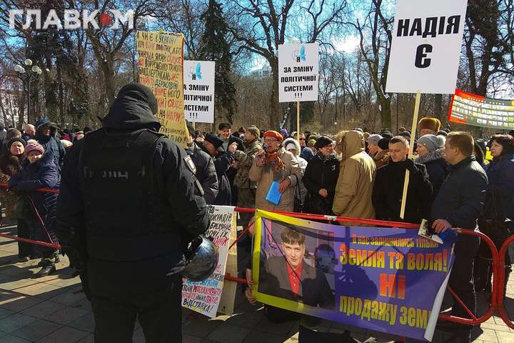 Біля Ради зібралося два мітинги – за і проти Савченко 