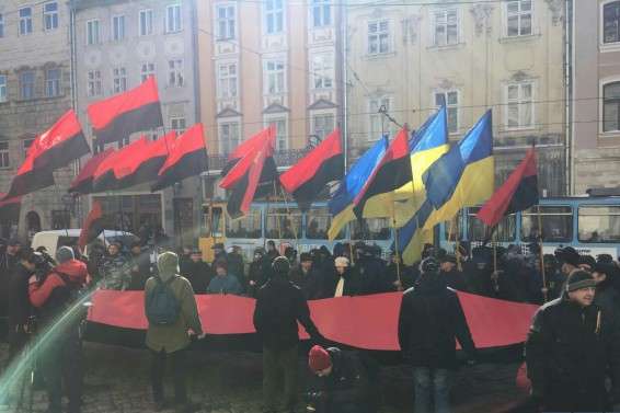 Націоналісти у Львові пікетують ратушу через червоно-чорний прапор