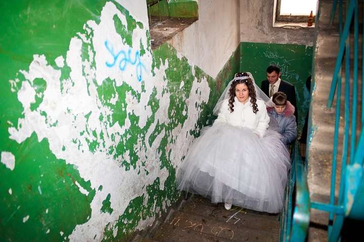 Багато бруду та алкоголю. Моторошні фото зі шлюбних церемоній в Росії