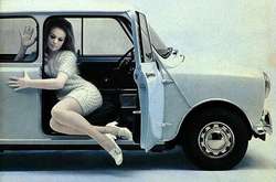 Як привабливі дівчата рекламували автомобілі у минулому столітті. Добірка фото