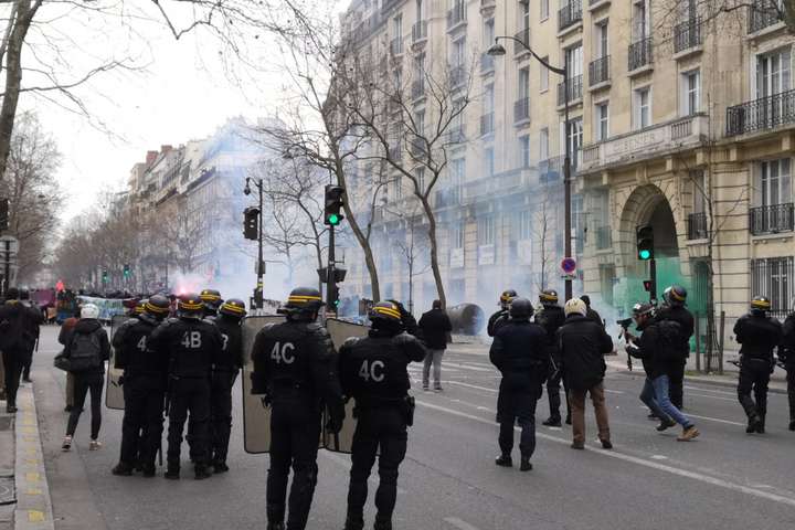 Паризька поліція розігнала школярів сльозогінним газом