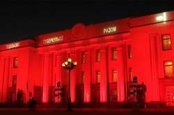 Верховну Раду підсвітили червоним світлом