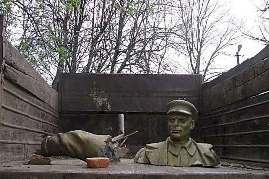 Останній вождь тоталітаризму: на Одещині знесли пам'ятник Кірову