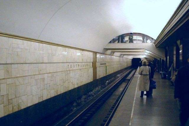 Червона лінія київського метро зупинилася у годину пік