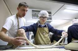 Навчання у пекарні для дітей з особливими потребами