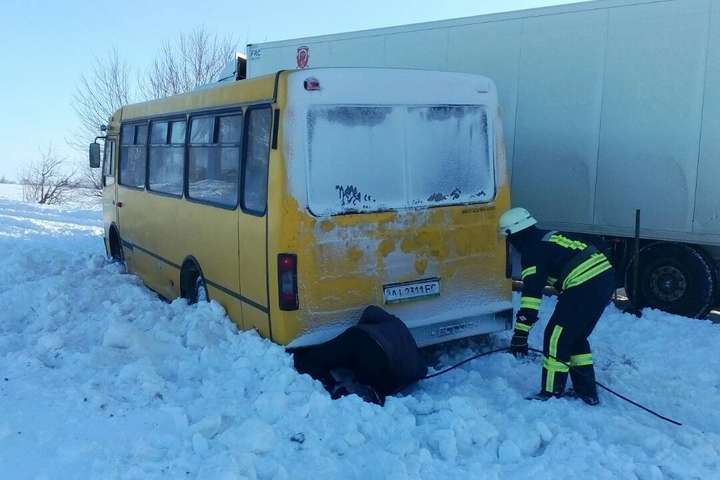 На Київщині рятувальники витягли маршрутку і фуру зі снігової пастки