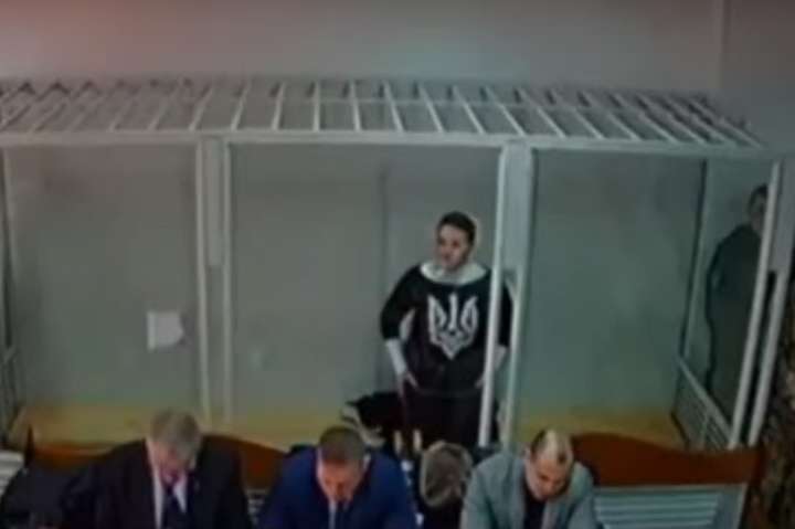 Савченко прийшла в суд у кофті з тризубом