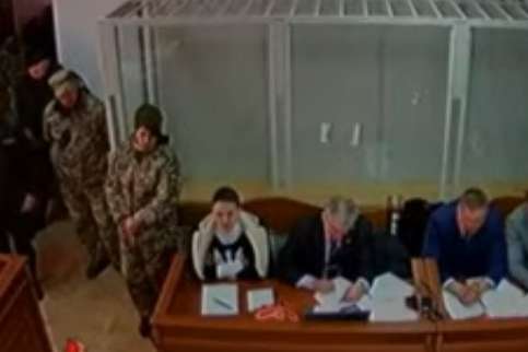 Суд дозволив Савченко сісти поруч із захисниками 