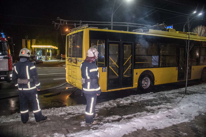 Вночі у Києві на ходу загорівся тролейбус