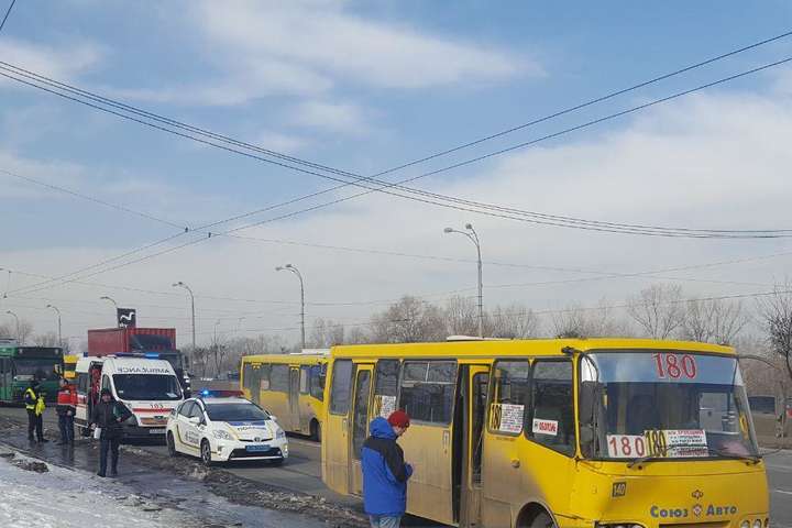 У столиці біля ТЦ Skymall автобус в'їхав у тролейбус: є постраждалі