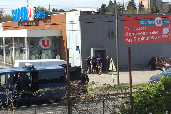 Во Франции террорист захватил заложников, двое погибших