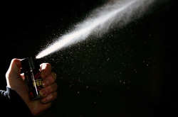 На Київщині поліція застосувала слізогінний газ, щоб вгамувати нападника