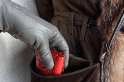 У столичній підземці впіймали іноземця на крадіжці телефона