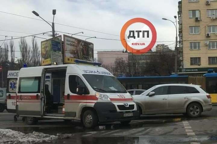 Через непрацюючий світлофор у Києві автівка збила пішохода